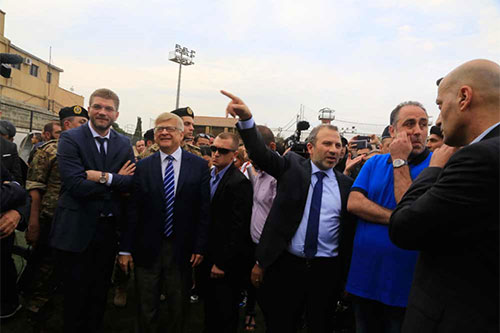 Gebran Bassil acompañado de diplomáticos extranjeros